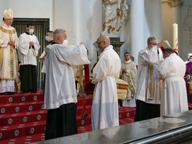 Diakonenweihe im Fuldaer Dom (Foto: Karl-Franz Thiede)